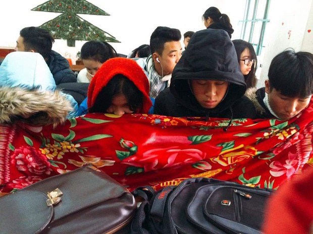 Những hình ảnh học trò trùm chăn ngồi học đã trở thành khoảnh khắc quen thuộc mỗi khi mùa rét ập tới.