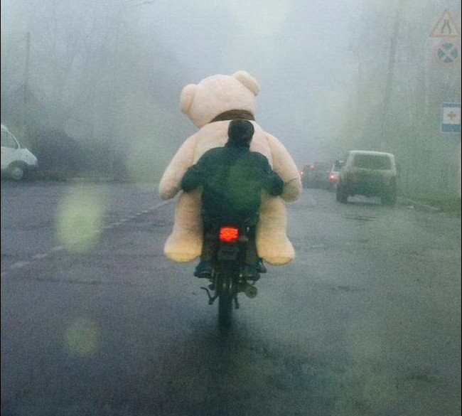 Trước tình hình thời tiết này, cư dân mạng đã chia sẻ nhiều hình ảnh về cách chống rét cực kỳ bá đạo khi khoác chăn, trùm kín mít mỗi lần ra đường.