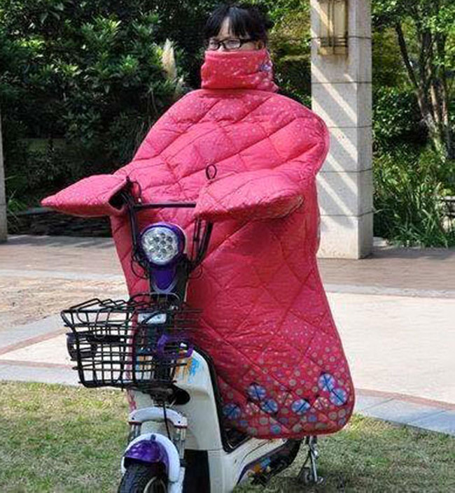 Đối mặt với đợt rét được đánh giá là lạnh nhất tính từ đầu mùa đông, nhiệt độ miền Bắc xuống thấp nhất đợt nên ai ra đường cũng trang bị khăn mũ, áo khoác kín mít.