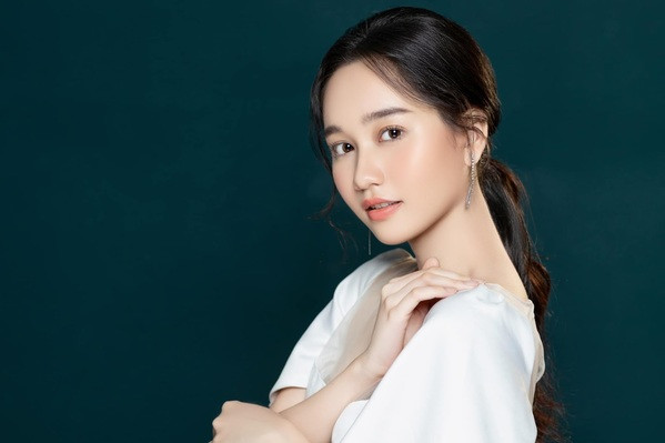 Không muốn bị gò bó trong hình tượng nữ sinh trong sáng, ngây thơ, thời gian gần đây, diễn viên Trúc Anh dần thay đổi sang phong cách quyến rũ hơn.