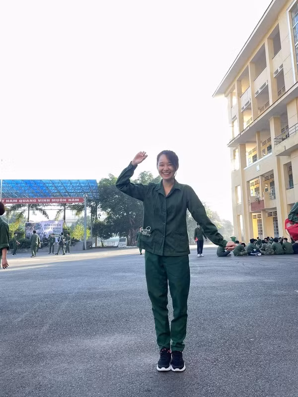 Cô nàng sở hữu làn da trắng sáng, các đường nét trên khuôn mặt thanh tú và hài hòa hoàn hảo.