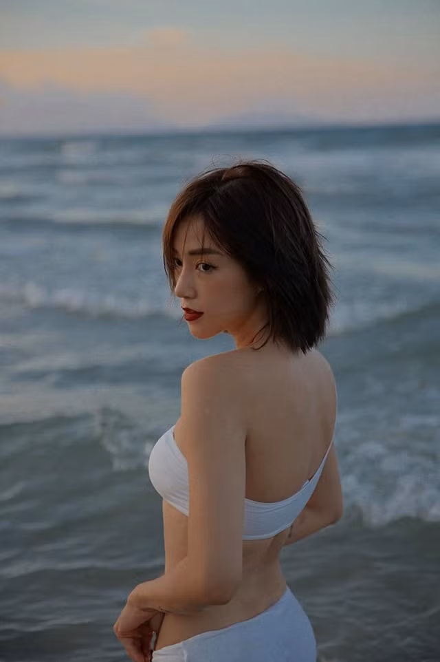 Hot girl Salim vốn theo đuổi phong cách thời trang kín đáo, ngọt ngào, dễ thương. Thời gian gần đây vì cô nàng lại chuộng những trang phục tôn dáng và đặc biệt là để khoe vòng eo thon gọn của mình.