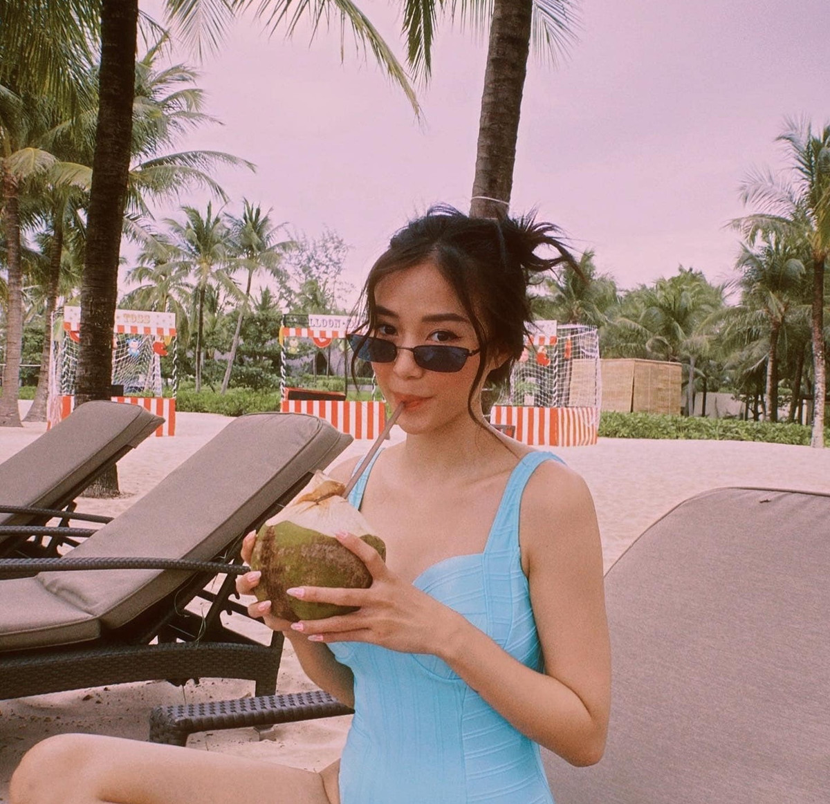 Sở hữu gương mặt xinh xắn và body thon gọn nên gần đây người đẹp Hà thành đã quyết định thử một lần "chơi lớn" với áo tắm 2 mảnh, khoe hình thể nuột nà.