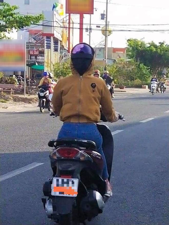 Ngay sau khi chia sẻ, dưới bức hình gây “lú” này, không ít cư dân mạng đã để lại ý kiến của mình. Một số người lại cảm thấy khó hiểu, làm sao cô gái lại có thể mặc ngược áo như vậy.