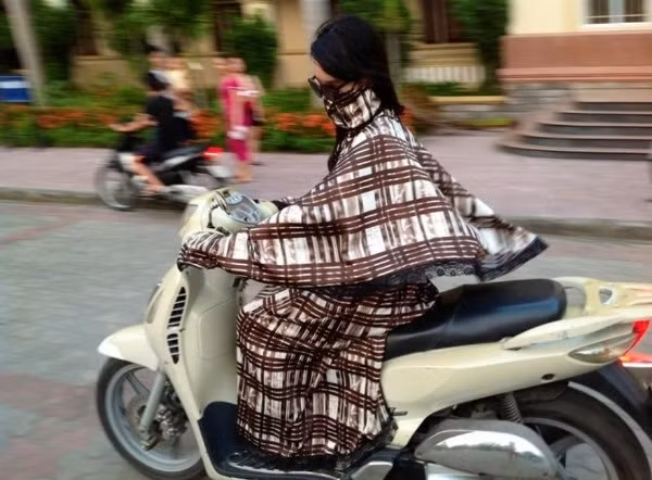 Nhiều chị em đã truyền tay nhau bí kíp chống nắng khiến cư dân mạng chỉ còn biết “ngả mũ kính phục”.