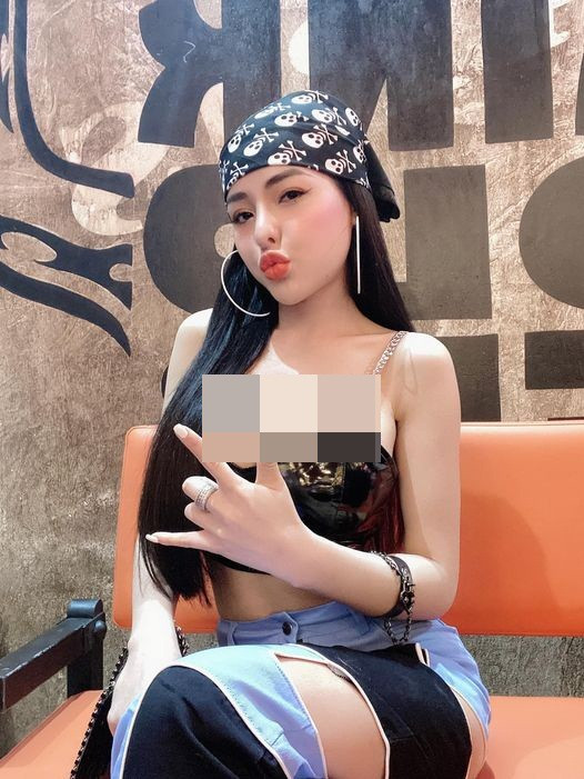 Sau khi yêu đương với Lương Bằng Quang, cô nàng bắt đầu công việc DJ nhưng thường xuyên nhận chỉ trích vì vô tư khoe ảnh phản cảm.