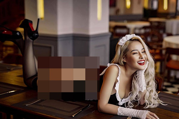 Mới đây, "hot girl thị phi" tiếp tục gây chú ý khi khoe bức ảnh mới trên Facebook có hơn 900 nghìn người theo dõi. Vẫn như những lần lên sóng trước đó, ở khoảnh khắc này, cô nàng diện bộ đồ cắt xẻ táo bạo theo phong cách cô hầu gái.