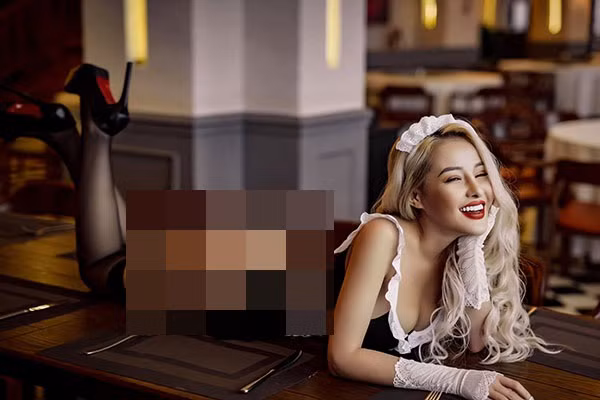 Mới đây, "hot girl thị phi" tiếp tục gây chú ý khi khoe bức ảnh mới trên Facebook có hơn 900 nghìn người theo dõi. Vẫn như những lần lên sóng trước đó, ở khoảnh khắc này, cô nàng diện bộ đồ cắt xẻ táo bạo theo phong cách cô hầu gái.