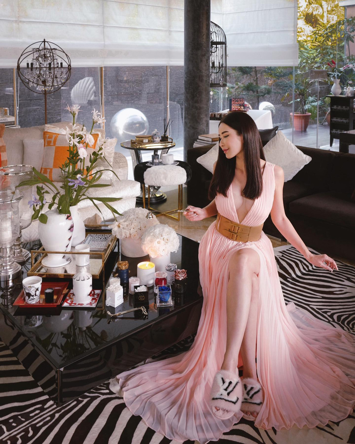 Mặc dù nhiều tiền nhưng Jamie Chua vẫn chăm chỉ làm việc vì cô cho rằng đó là cách để khẳng định giá trị bản thân. Ảnh: Tổng hợp