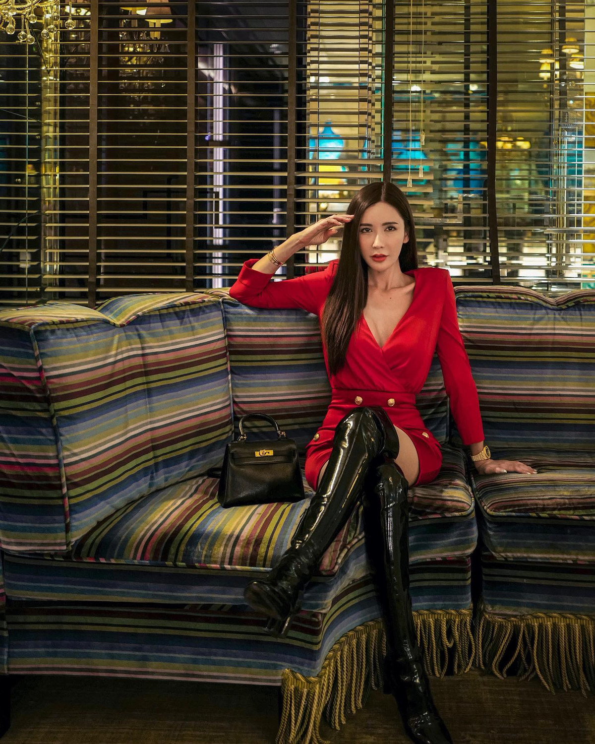 Ngoài khoản tiền trợ cấp hàng tháng lên tới khoảng 9 tỷ đồng sau khi ly hôn với tỷ phú người Indonesia - Nurdian Cuaca - vào năm 2010, Jamie Chua còn kiếm bộn tiền từ công việc kinh doanh và mạng xã hội nên người đẹp có cuộc sống sang chảnh như bà hoàng.