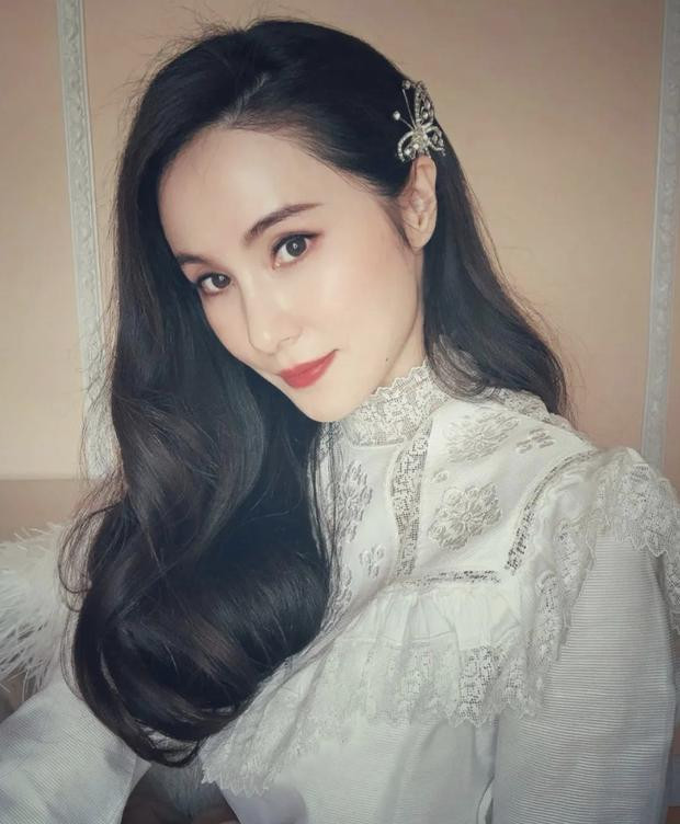 Theo lời tự giới thiệu, Cần Cần tốt nghiệp trường Đại học Nghệ thuật Central Saint Martins ở London (Anh), hiện đang là bà mẹ hai con và yêu thích việc vẽ vời.