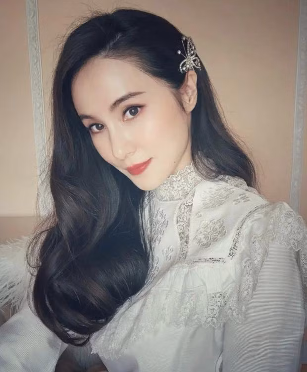 Theo lời tự giới thiệu, Cần Cần tốt nghiệp trường Đại học Nghệ thuật Central Saint Martins ở London (Anh), hiện đang là bà mẹ hai con và yêu thích việc vẽ vời.