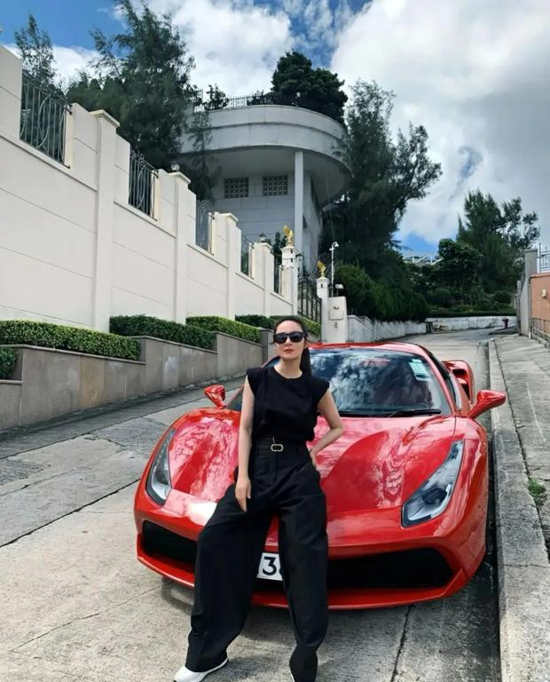 Nàng rich kid thường xuyên xuất hiện bên siêu xe hay những căn biệt thự nguy nga lộng lẫy.