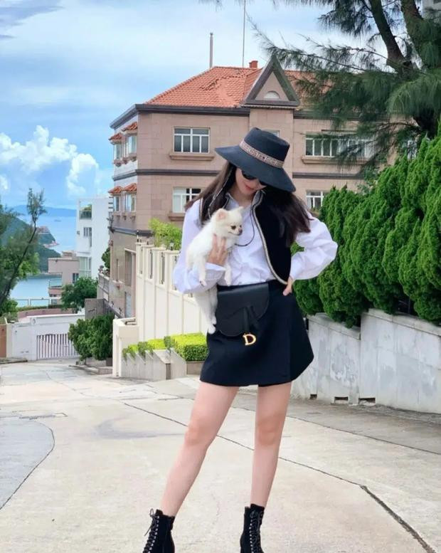 Điều khiến công chúng ngưỡng mộ chính là mối quan hệ rộng lớn của Cần Cần, cô rất thân thiết với nhiều cái tên nổi đình đám xứ Trung và thường xuyên gặp gỡ họ trong các buổi tiệc sang trọng.