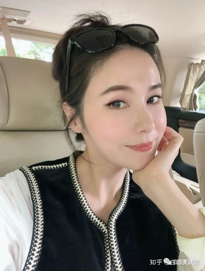 Dù lai lịch thật sự là gì thì cuộc sống hiện tại của cô cũng là ước mơ của hàng triệu người trẻ Trung Quốc. Ảnh: Tổng hợp