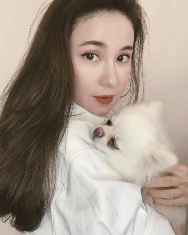 Trên trang cá nhân của mình, gái xinh xứ Trung thường xuyên chia sẻ hình ảnh về cuộc sống sang chảnh, check - in ở những nơi đắt đỏ và nhiều cuộc gặp gỡ với các tên tuổi có tiếng.