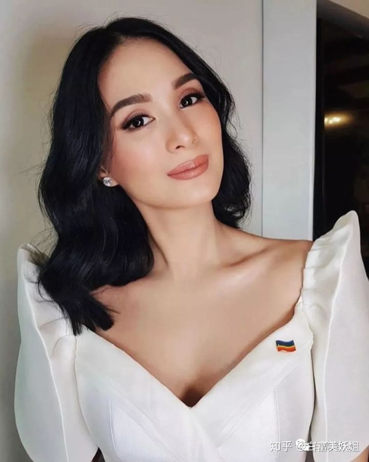 Được biết, Cần Cần từng là người mẫu quảng cáo và thỉnh thoảng được mời đi thử vai cho các dự án phim cổ trang nhưng đã nhiều lần từ bỏ cơ hội bước vào showbiz để theo đuổi việc học.