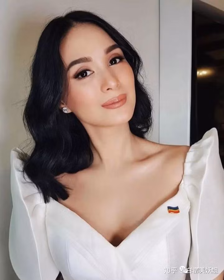 Được biết, Cần Cần từng là người mẫu quảng cáo và thỉnh thoảng được mời đi thử vai cho các dự án phim cổ trang nhưng đã nhiều lần từ bỏ cơ hội bước vào showbiz để theo đuổi việc học.