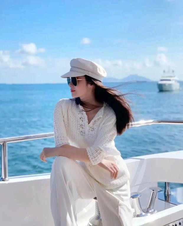 Cô sống cùng gia đình ở Hồng Kông, trong một căn biệt thự nguy nga tựa lưng vào núi và hướng ra biển. Ngoài ra, Cần Cần còn có một biệt thư ở Tây Hồ, thành phố Hàng Châu, tỉnh Chiết Giang (Trung Quốc).