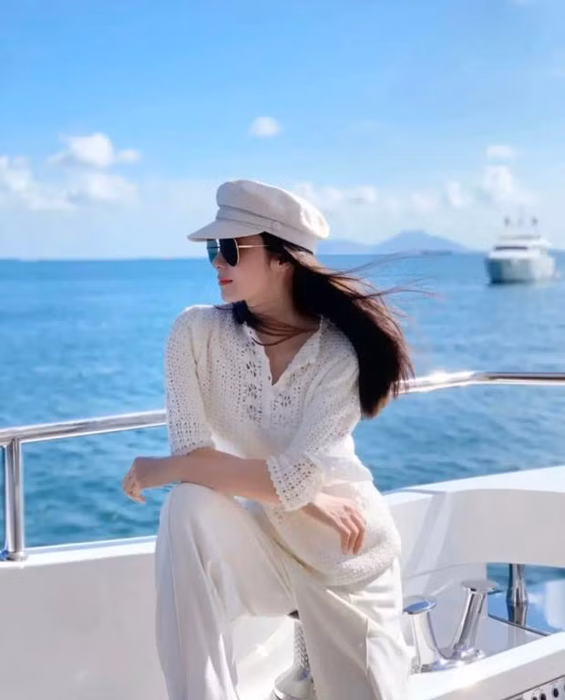 Cô sống cùng gia đình ở Hồng Kông, trong một căn biệt thự nguy nga tựa lưng vào núi và hướng ra biển. Ngoài ra, Cần Cần còn có một biệt thư ở Tây Hồ, thành phố Hàng Châu, tỉnh Chiết Giang (Trung Quốc).