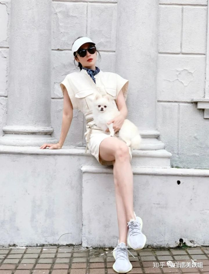 Dựa vào những hình ảnh Cần Cần đăng tải lên MXH có thể thấy cô còn sở hữu một chiếc du thuyền riêng ở Cảng Victoria và rất nhiều siêu xe.