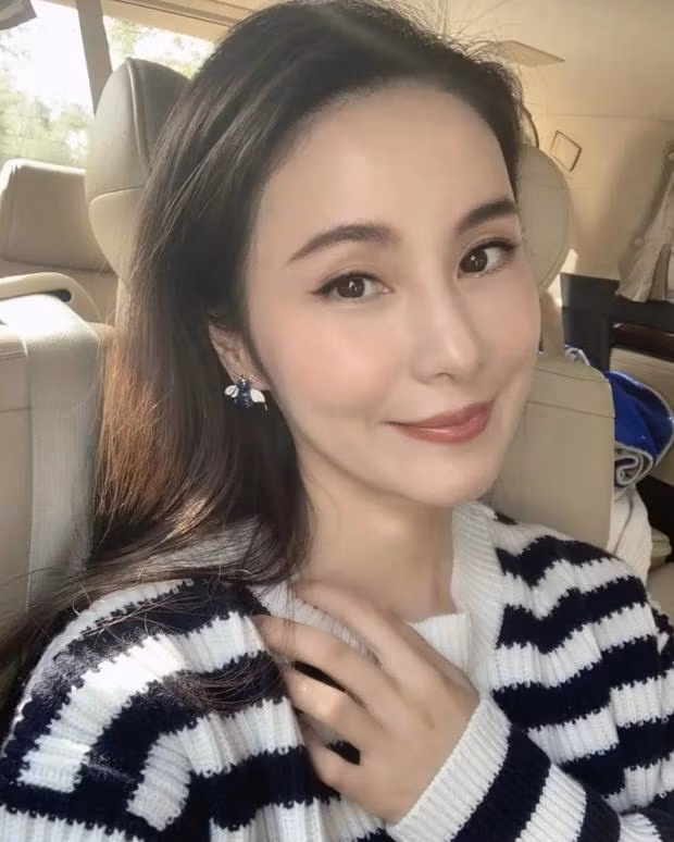 Đến hiện tại, Cần Cần đã có hơn 66.000 người theo dõi trên nền tảng XiaoHongShu, hơn 85.000 người hâm mộ trên nền tảng Weibo và được biết đến như 1 quý cô hàng hiệu có cuộc sống nhung lụa.