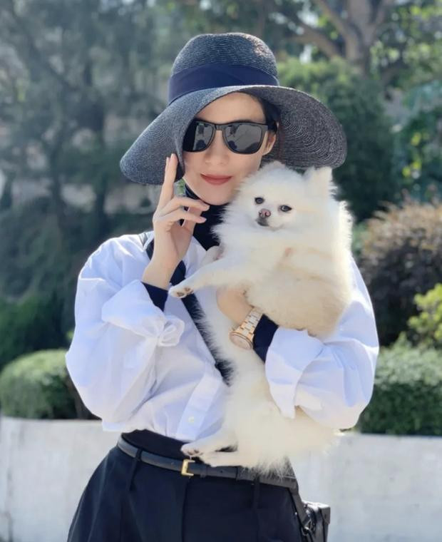 Mạng xã hội Trung Quốc thời gian gần đây đang phát cuồng với những chia sẻ của 1 người phụ nữ có tài khoản XiaoHongShu tên là @Valerie Cần Cần. Dù danh tính thực sự của hot girl này vẫn là ẩn số nhưng nhiều chia sẻ của cô lại khiến giới trẻ nơi đây phát cuồng.