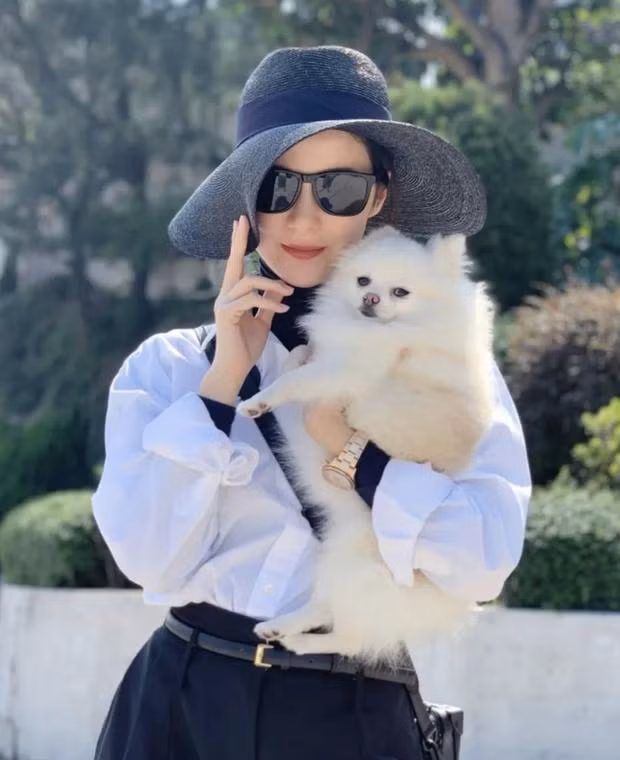 Mạng xã hội Trung Quốc thời gian gần đây đang phát cuồng với những chia sẻ của 1 người phụ nữ có tài khoản XiaoHongShu tên là @Valerie Cần Cần. Dù danh tính thực sự của hot girl này vẫn là ẩn số nhưng nhiều chia sẻ của cô lại khiến giới trẻ nơi đây phát cuồng.