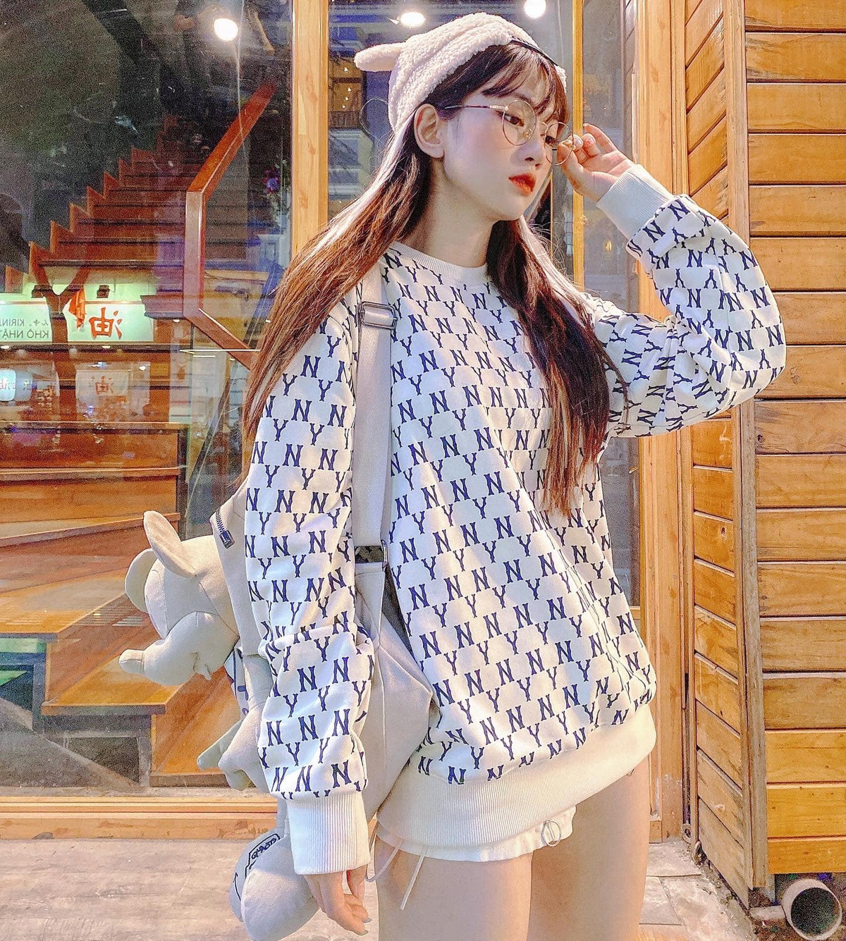 Nếu theo dõi hot girl Lê Bống trên mạng xã hội, có thể thấy hình ảnh nóng bỏng của cô nàng 25 tuổi không có gì lạ lẫm.