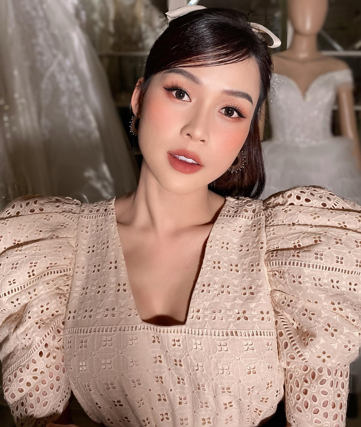 Sam cho biết thu nhập của cô không đến từ việc đóng phim mà có được nhờ công việc kinh doanh mà cô gây dựng từ khi mới 16 tuổi.