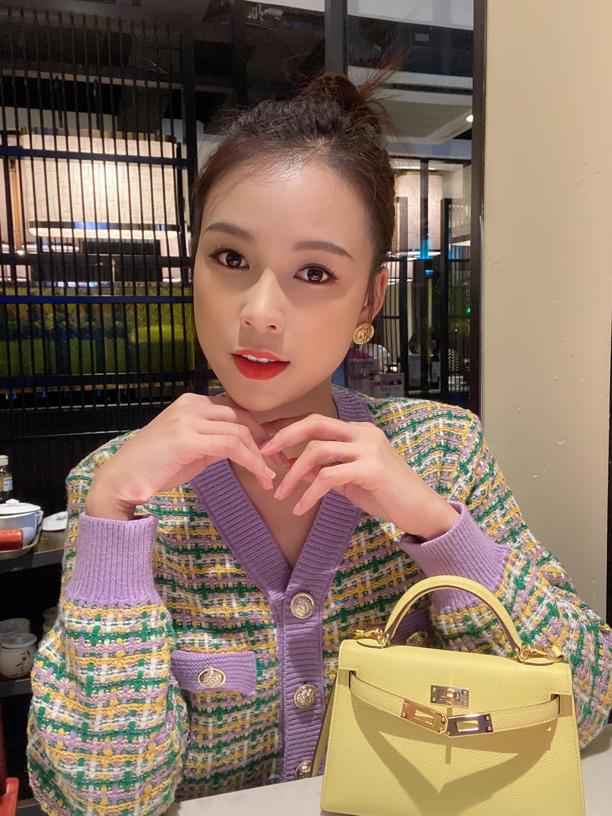 Công việc kinh doanh phát đạt giúp Sam sở hữu một khối tài sản lớn gồm nhiều xe sang, đồ hiệu và biệt thự.