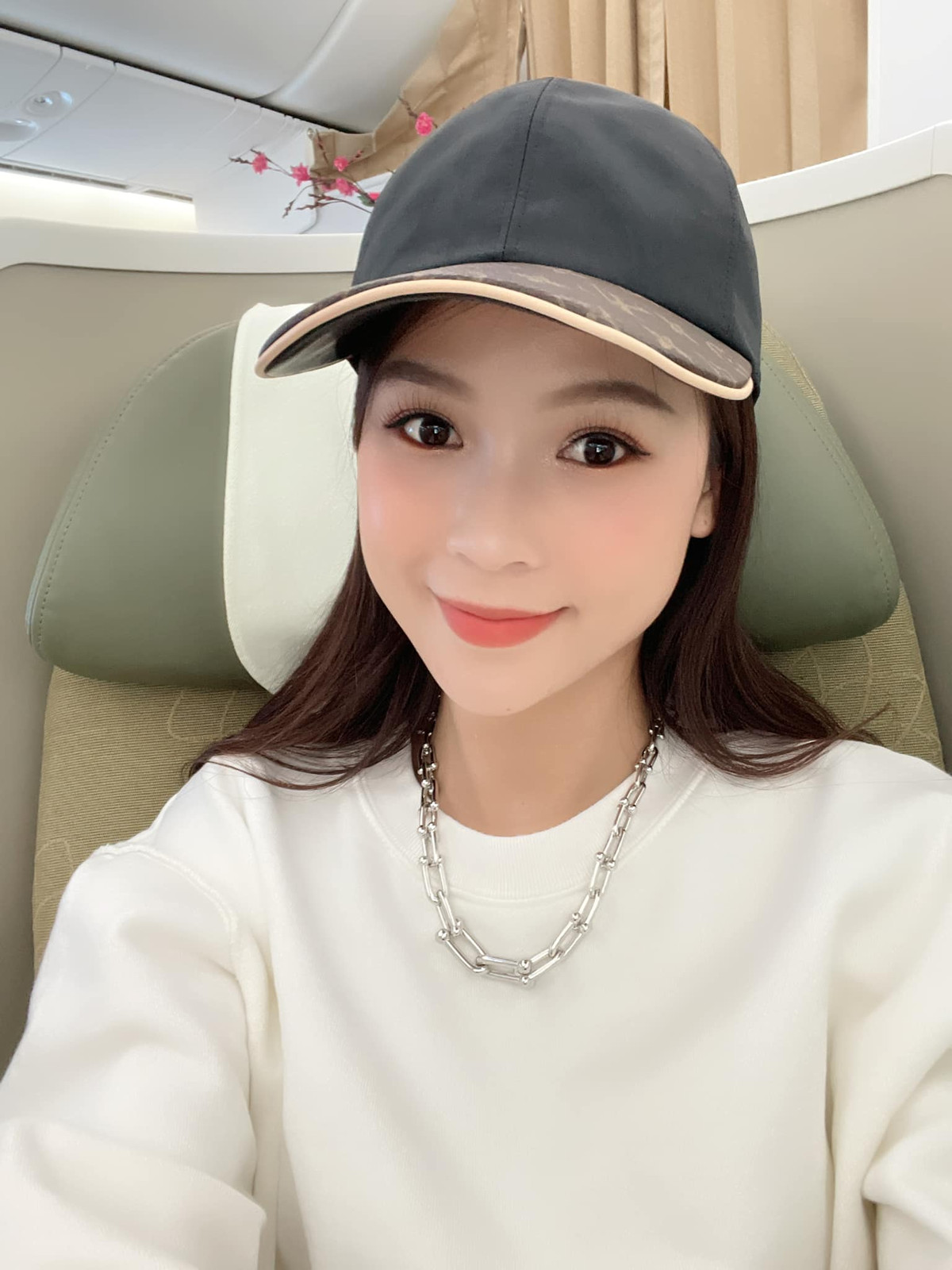 Hot girl nổi tiếng cho rằng đây không phải một đòi hỏi quá đáng, khả năng tài chính của người yêu ở ngưỡng đó đối với cô đồng nghĩa với sự an toàn.