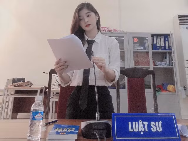 " Hot girl thẩm phán" có tên là Phan Thị Thu Hoài (sinh năm 1999, Nghệ An), hiện đang là sinh viên năm cuối khoa Luật, ĐH Vinh.