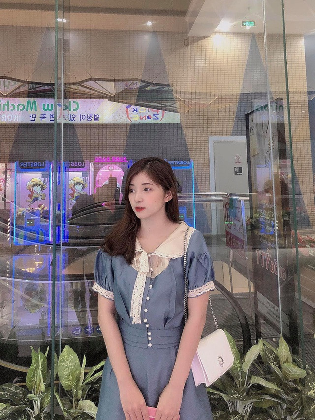 Cô nàng cũng là người năng động, hăng hái tham gia các hoạt động tập thể.