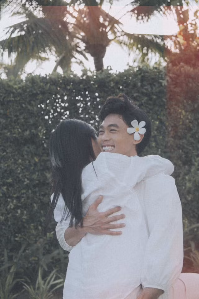 Cả hai rất chăm chỉ tương tác cũng như thể hiện tình cảm trên mạng xã hội. Những đoạn clip hài hước của cặp đôi luôn nhận về lượt yêu thích lớn và khiến không ít người ghen tị.