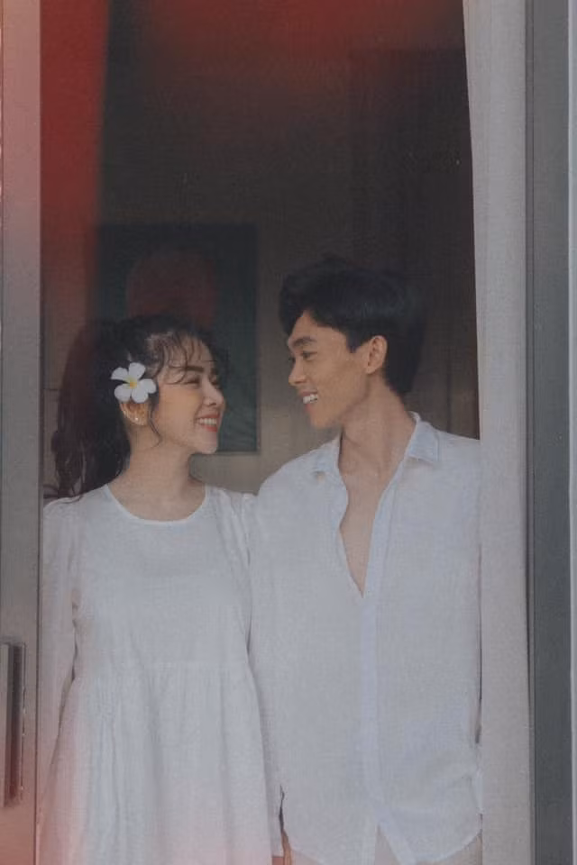 Đặc biệt, không chỉ nổi tiếng trong công việc và trên MXH, họ còn cực kì ăn ý trong cuộc sống hàng ngày, không ngại thể hiện sự quan tâm đối phương và thường xuyên làm những clip YouTube dễ thương.