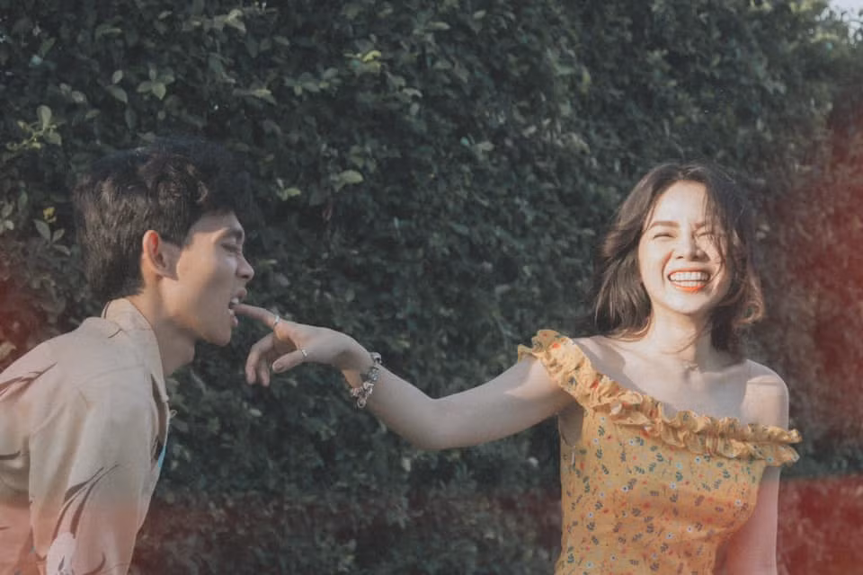 Ngọt ngào và đáng ngưỡng mộ là những điều khán giả thường nghĩ đến khi nói về mối tình của DJ Mie và Hồng Thanh - quán quân Cười xuyên Việt 2017.