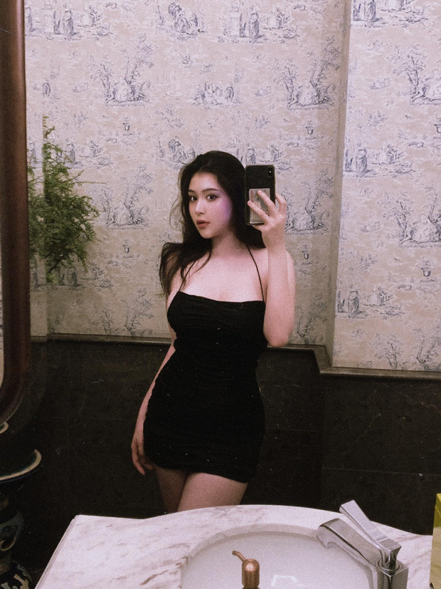 Không chỉ có khuôn mặt xinh như thiên thần, "hot girl ngực khủng" Wilson Nhật Anh còn có số đo 3 vòng tiệm cận hoàn hảo là 90 - 66 - 95 cm. Ảnh: FBNV