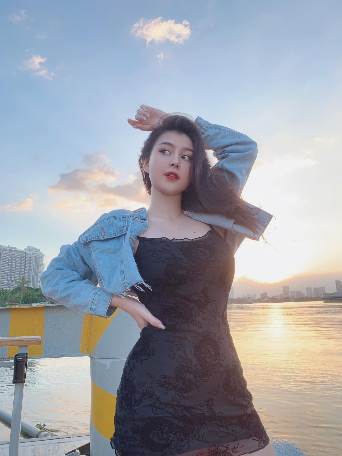 Nhật Anh không ngần ngại diện trang phục, tạo dáng gợi cảm trên trang cá nhân. Ảnh: FBNV