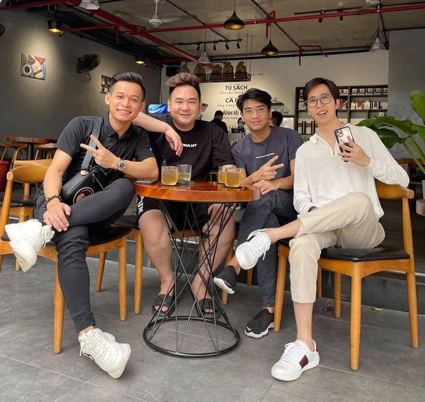 Sau khi thông báo tin vui lên trang cá nhân, Xemesis đã nhận được nhiều lời chúc mừng từ bạn bè và fan hâm mộ, trong đó không thể thiếu các anh chàng của hội Tứ hoàng streamer. Ảnh: FBNV