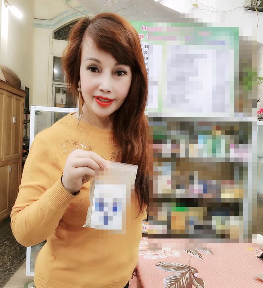 Lúc livestream khi không có các phần mềm hỗ trợ, sự méo lệch trên mặt chị Sao nhìn rất rõ.