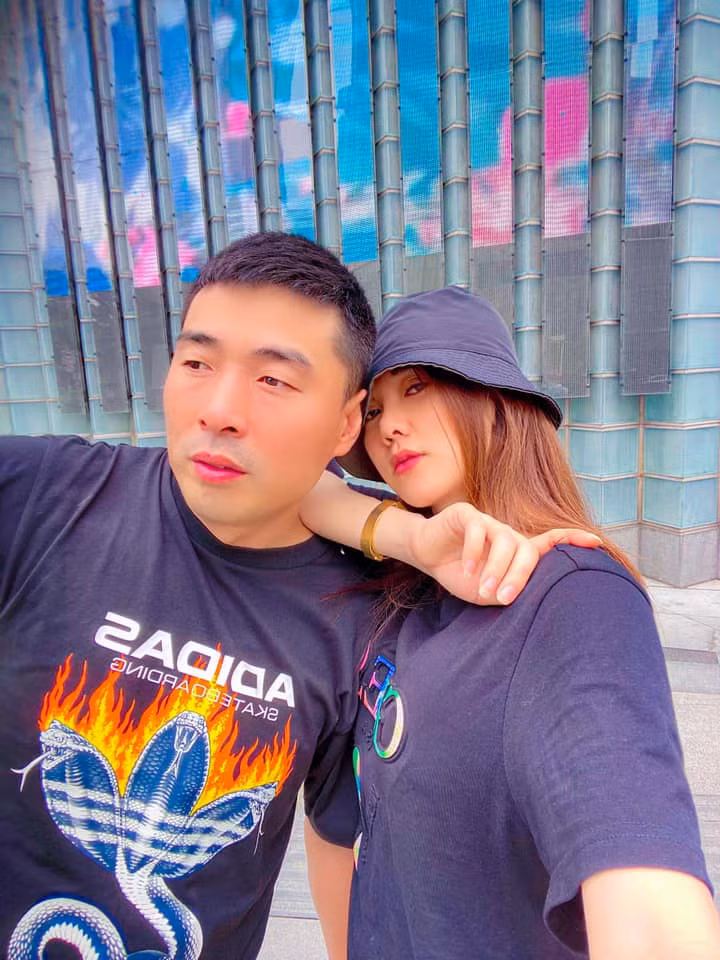 Bạn trai cô sinh năm 1983, là người Trung Quốc. Dù biết Giang là người chuyển giới nhưng anh vẫn yêu thương và lựa chọn lấy cô làm vợ.