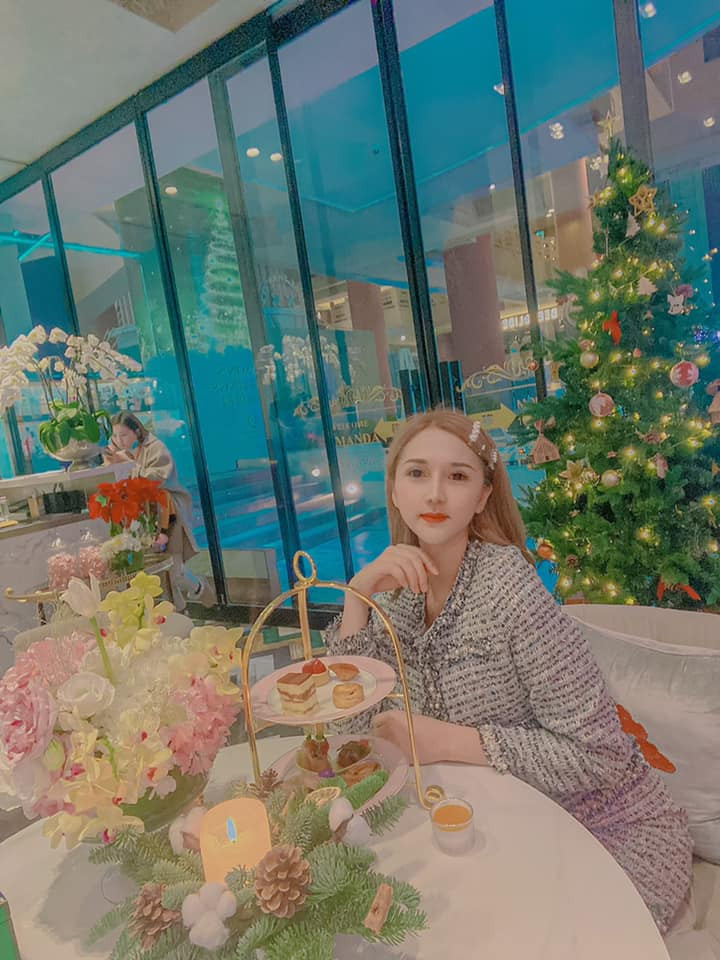 Tất cả những đường nét của một cô gái đẹp đều hội tụ ở Hương Giang sau hành trình dài chuyển giới đầy đau đớn mà như cô chia sẻ là đau "chết đi sống lại".