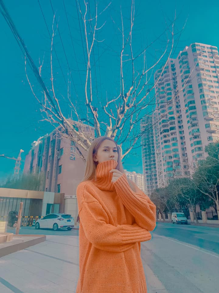 Sở hữu gần 40.000 lượt theo dõi trên mạng xã hội, cô gái chuyển giới Hương Giang được cư dân mạng yêu thích bởi vẻ ngoài tựa hot girl với gương mặt thanh tú, body nóng bỏng và gu thời trang "trendy".