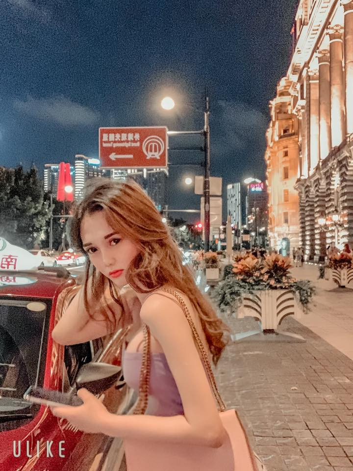 Nhan sắc và thần thái sang chảnh, yêu kiều pha chút nổi lọan, cá tính của Giang không ít lần khiến dân mạng "phát sốt".