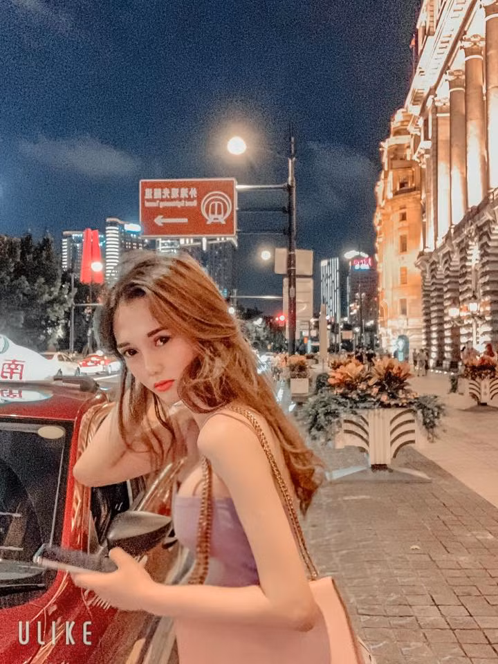 Nhan sắc và thần thái sang chảnh, yêu kiều pha chút nổi lọan, cá tính của Giang không ít lần khiến dân mạng "phát sốt".