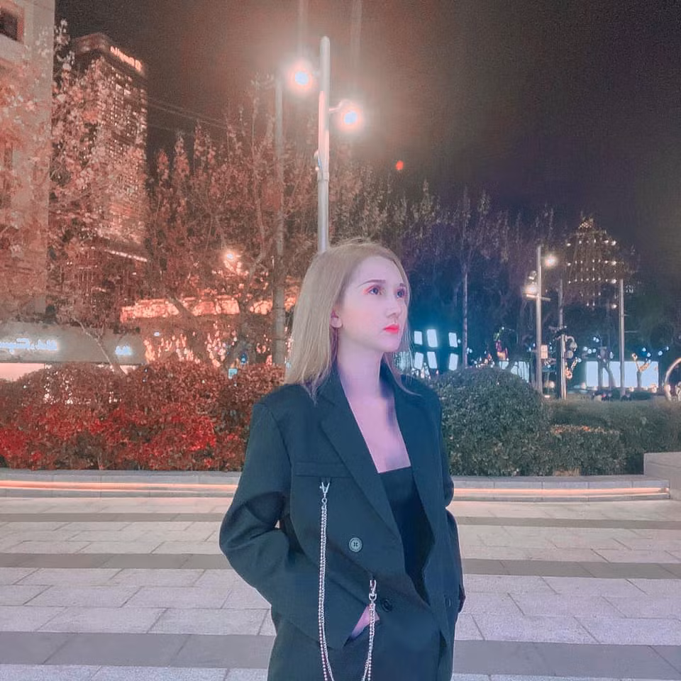 Sinh ra trong một gia đình nghèo khó và có hoàn cảnh éo le, từ nhỏ Hương Giang đã phải làm việc vất vả để đủ điều kiện nuôi sống bản thân. Những ngày tháng chạy việc ngược xuôi trong đầu Hương Giang chỉ có suy nghĩ "phải chuyển giới, phải thoát nghèo" bởi đó là cách duy nhất giúp cô có được cuộc sống hạnh phúc.