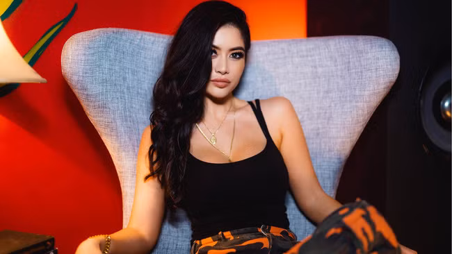 Trước khi gây bão trong chương trình thực tế Bling Empire, Kim Lee đã từng khiến khán giả sửng sốt với vai trò DJ và người mẫu quốc tế.