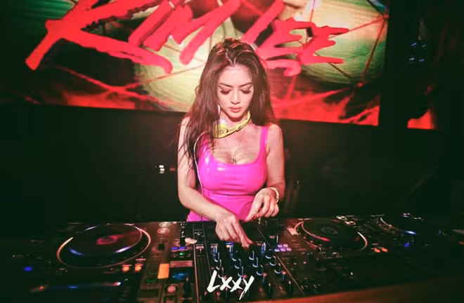 Mỹ nhân gốc Việt Kim Lee đã khiến dư luận xôn xao liên tục với vẻ ngoài nóng bỏng và choáng ngợp trước cuộc sống vương giả của cô.