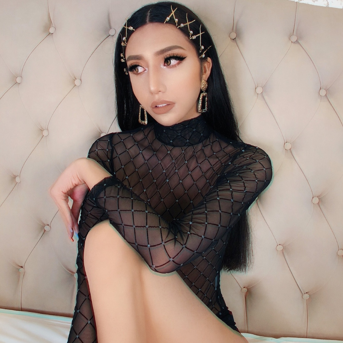 Trên mạng xã hội, Khánh Vân không ngại chia sẻ những hình ảnh gợi cảm.